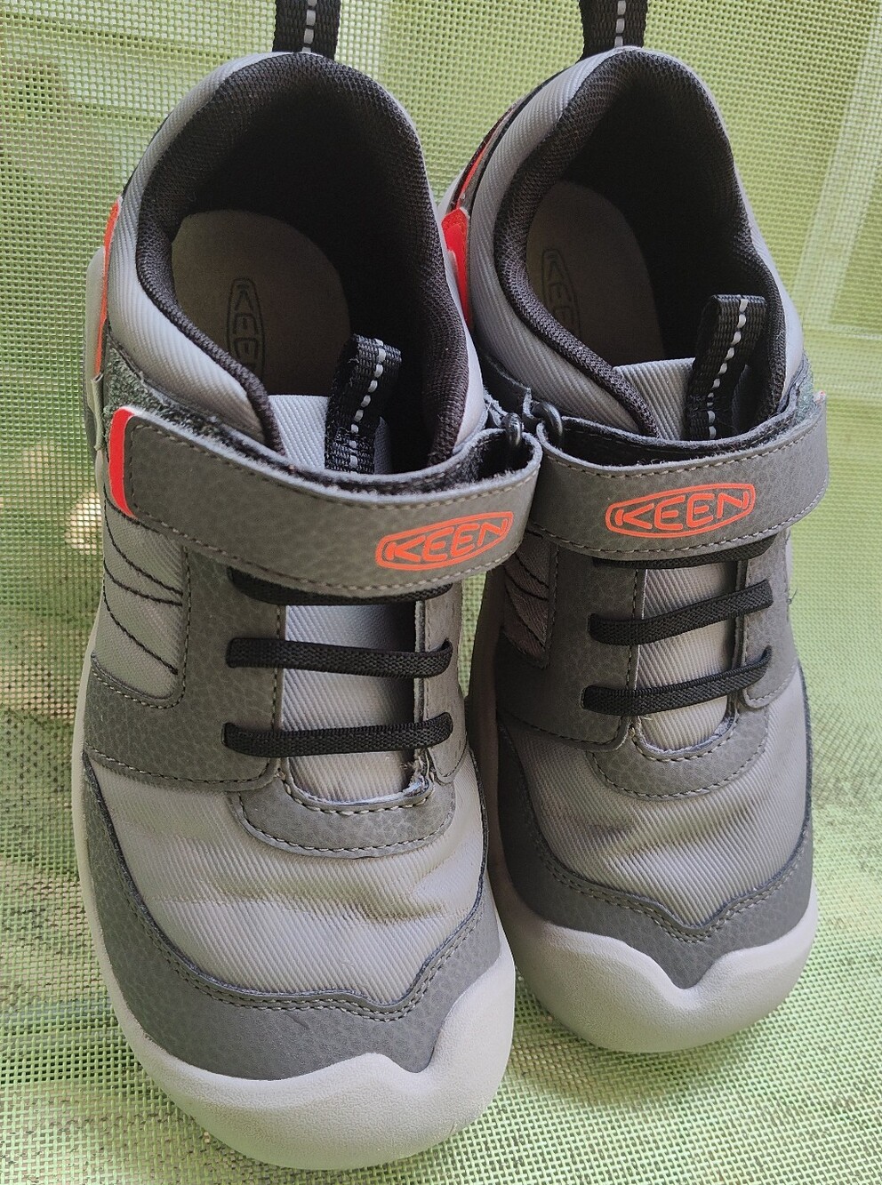KEEN Youth Sz 3 Gray and Orange Knotch Peak Washable Sneakers.